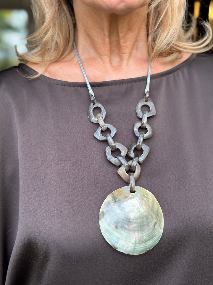 Shell Disc Link Necklace | Grey